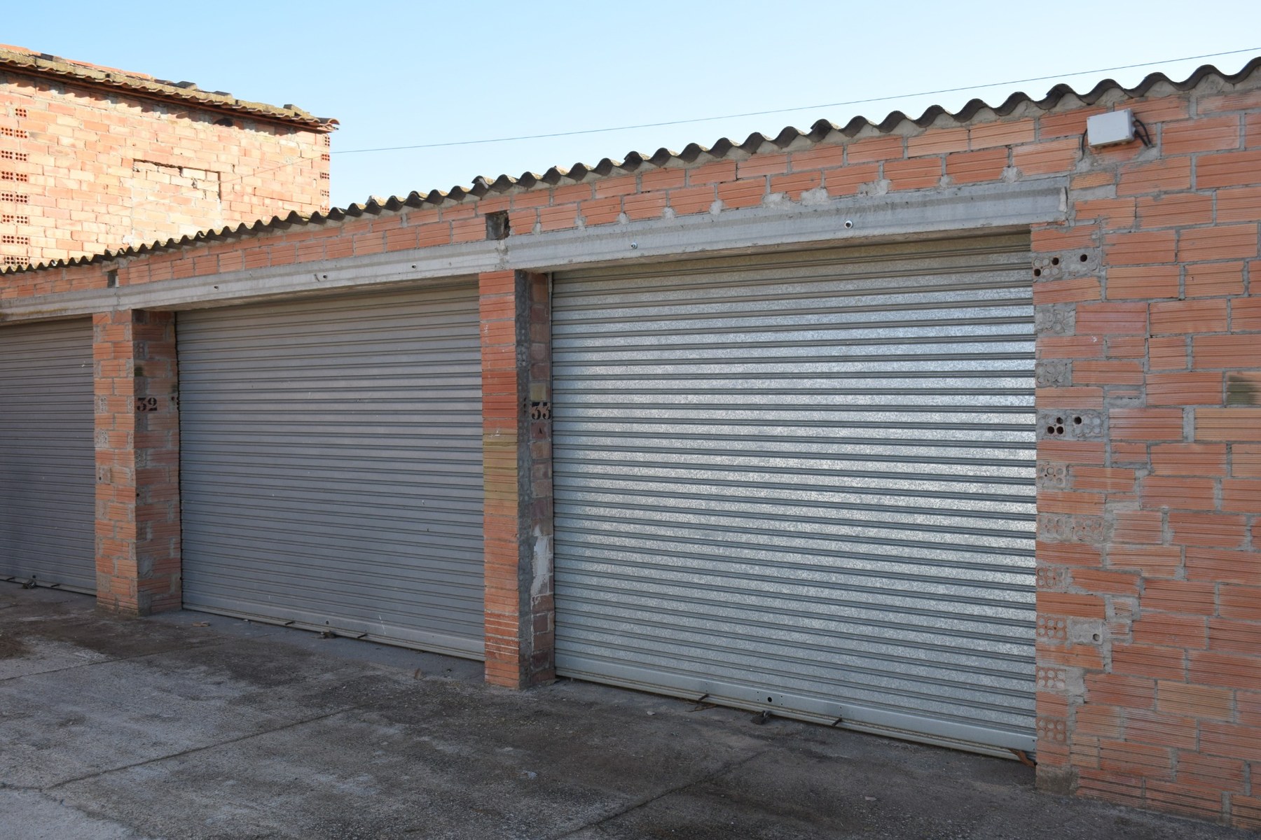 Accesos exteriores a varios trasteros de Trasters Lleida en Butsènit