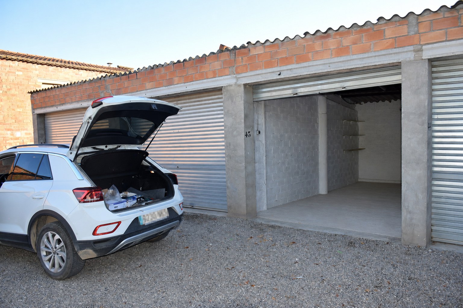 Zona de carga y descarga de Trasters Lleida con vehículo junto al trastero