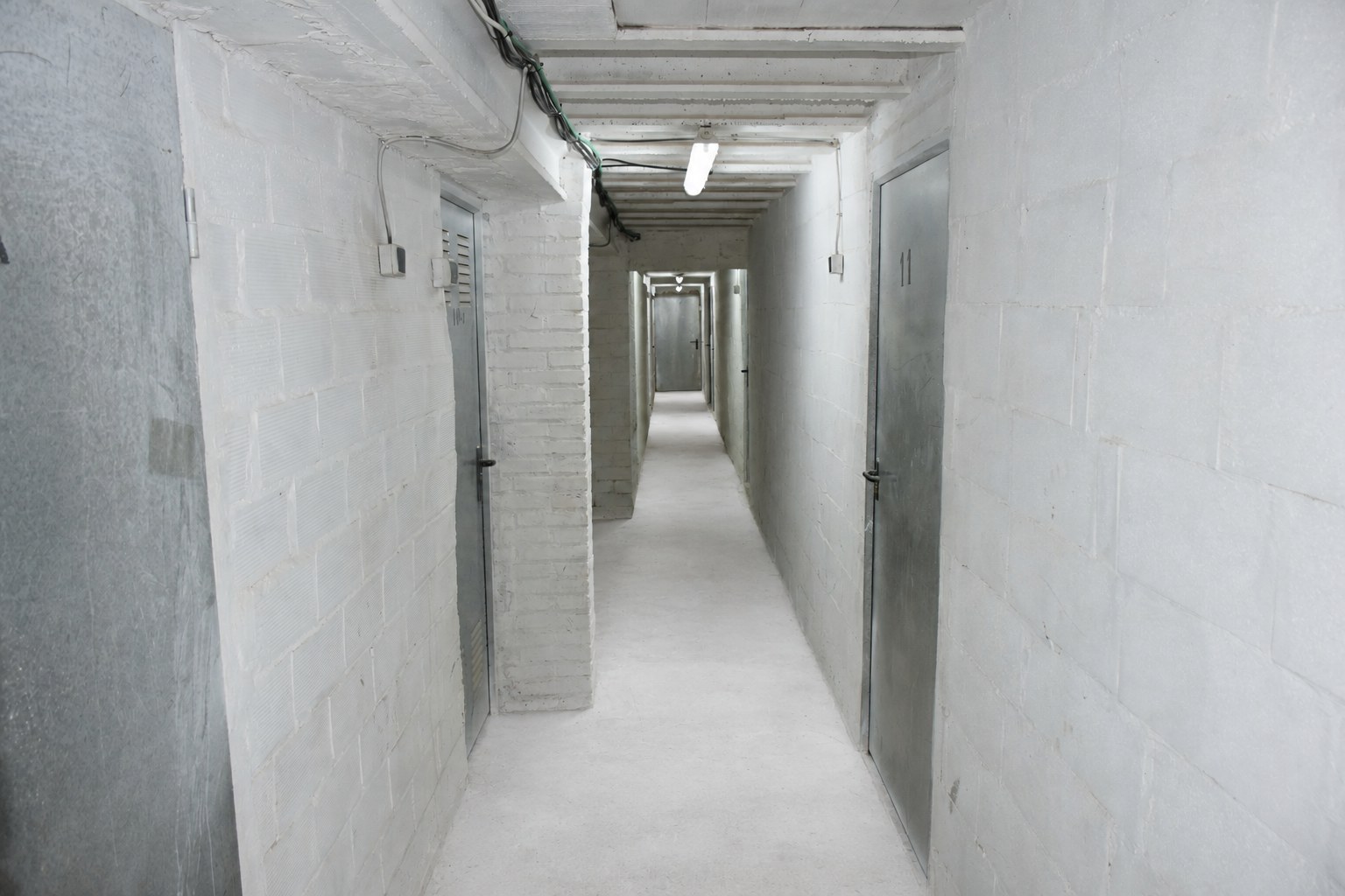 Pasillo interior de acceso a los trasteros de Trasters Lleida en Lleida
